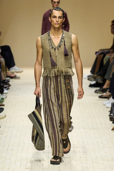 Look 15
